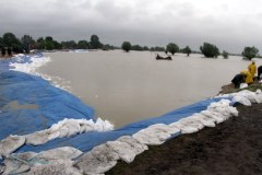 Budowa wału przeciwpowodziowego w Koćmierzowie