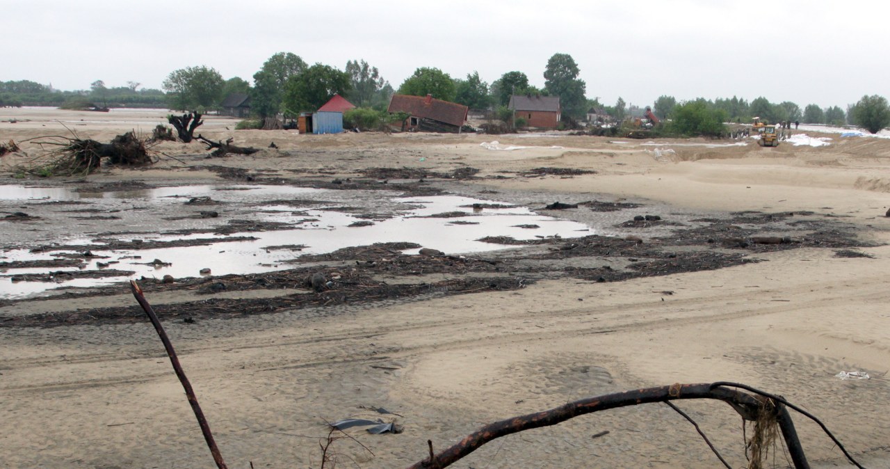 Budowa wału przeciwpowodziowego w Koćmierzowie