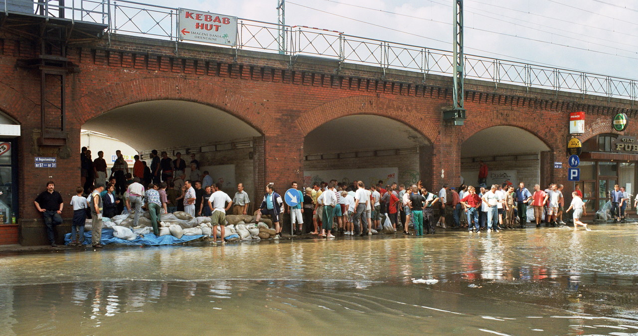 Budowa wału przeciwpowodziowego we Wrocławiu, lipiec 1997 /Maciej Piasta / Forum /Agencja FORUM