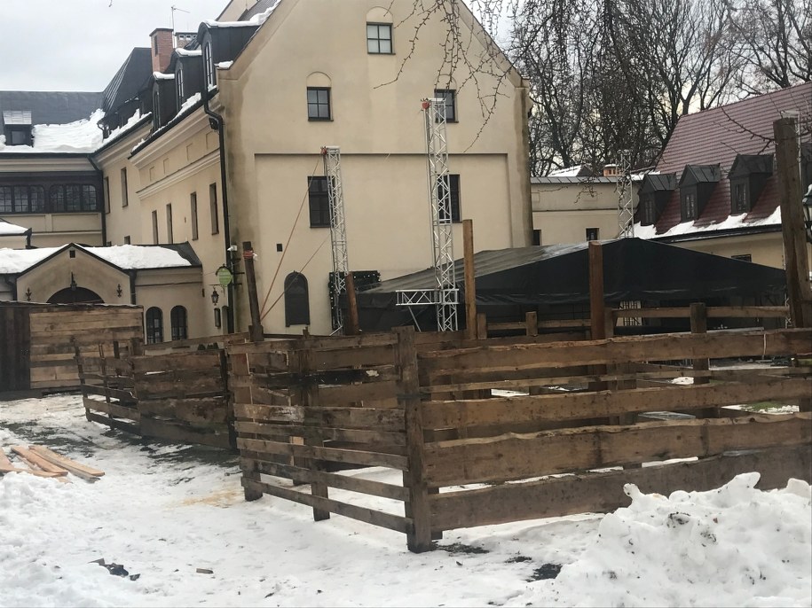 Budowa żywej szopki przy ul. Franciszkańskiej /Józef Polewka /RMF FM