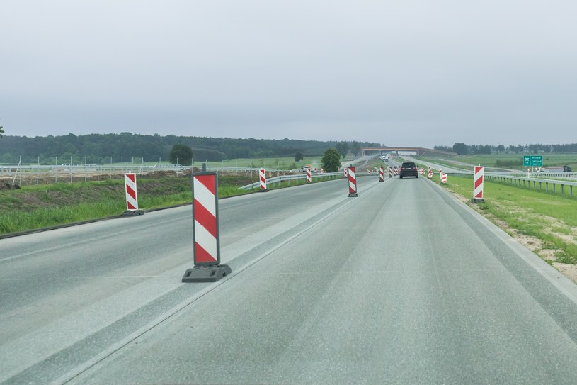 Budowana droga o nawierzchni betonowej /Arkadiusz Ziółek /East News