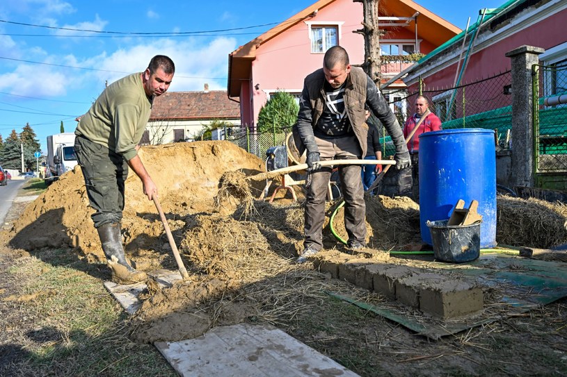 Budowę domu z ziemi w Acs, północno-zachodnie Węgry /Attila Kisbenedek /AFP