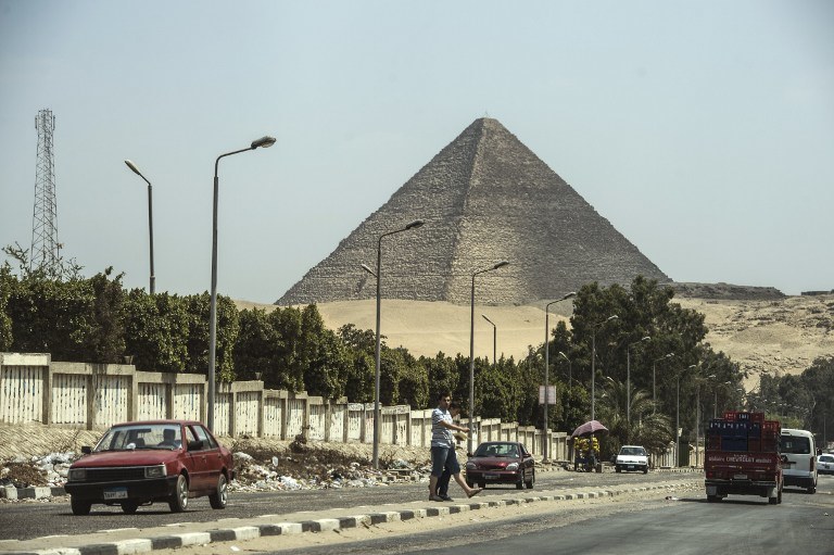Budowę piramidy ukończono w 2560 p.n.e. Starożytna budowla ma obecnie 138,75 metrów wysokości /AFP