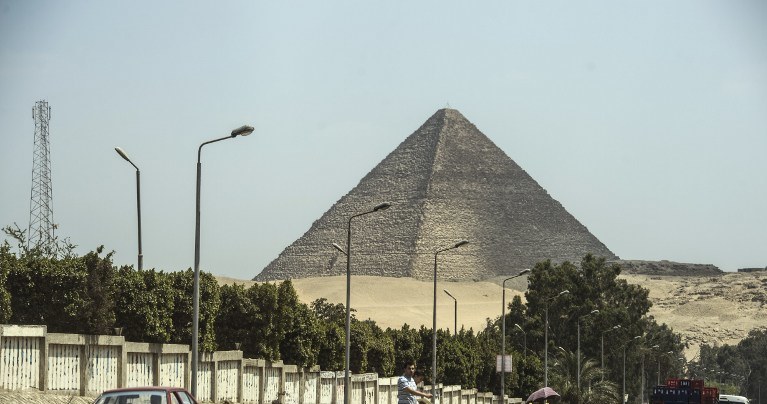 Budowę piramidy ukończono w 2560 p.n.e. Starożytna budowla ma obecnie 138,75 metrów wysokości /AFP