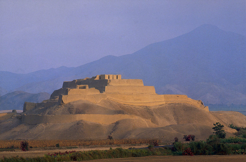 Budowla położona 200 km od Limy. Jedna z teorii mówi, że była to ostatnia twierdza, w której bronili się Chimú przed Inkami. Według innej hipotezy była to świątynia /julio donoso /Getty Images