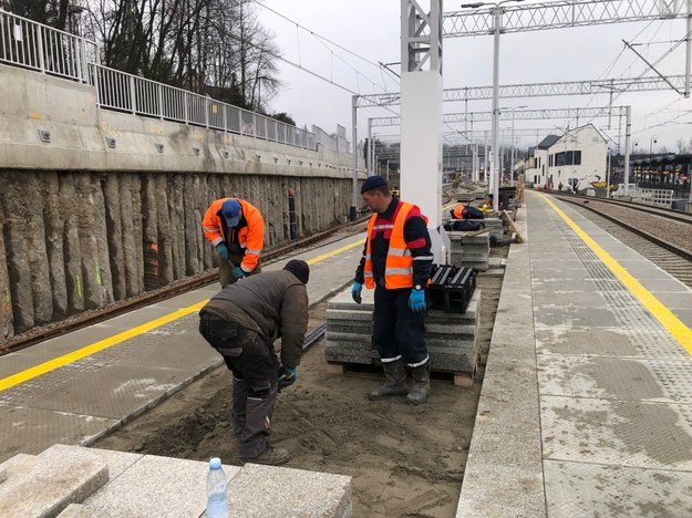 Budowlańcy w trakcie naprawy peronu /Maciej Pałahicki /RMF24