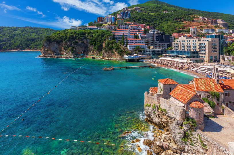 Budva kusi nie tylko fanów imprezowych klimatów - jej stare miasto należy do jednych z najpiękniejszych w Czarnogórze! /123RF/PICSEL