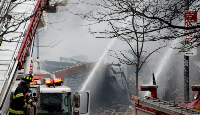 Budynek częściowo się zawalił /JUSTIN LANE /PAP/EPA