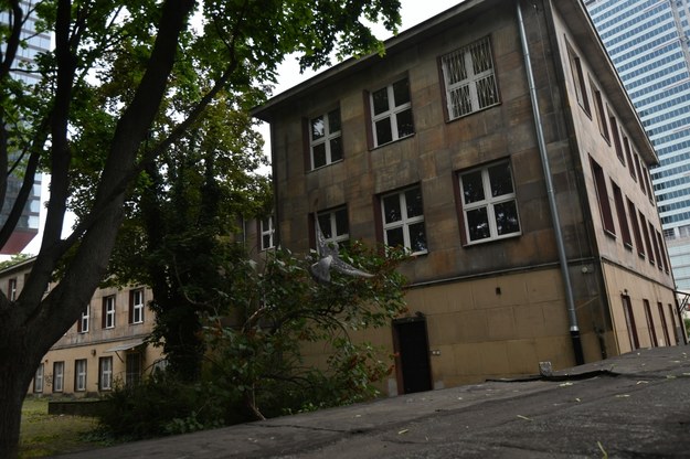 Budynek dawnego gimnazjum przy ulicy Twardej (dawna Twarda 8/12) w Warszawie /Bartłomiej Zborowski /PAP