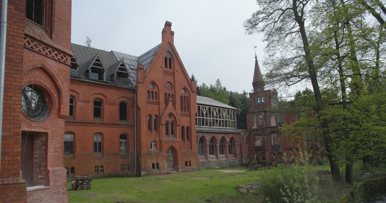 Budynek dawnego sanatorium Brehmera jest obecnie odbudowywany po pożarze /Marcin Rutkiewicz /East News