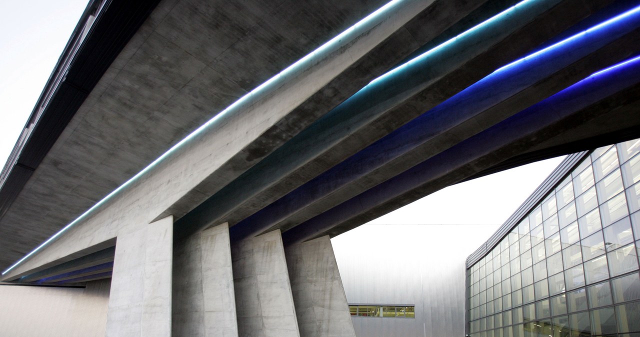 Budynek fabryki BMW w Lipsku zaprojektowała Zaha Hadid /AFP