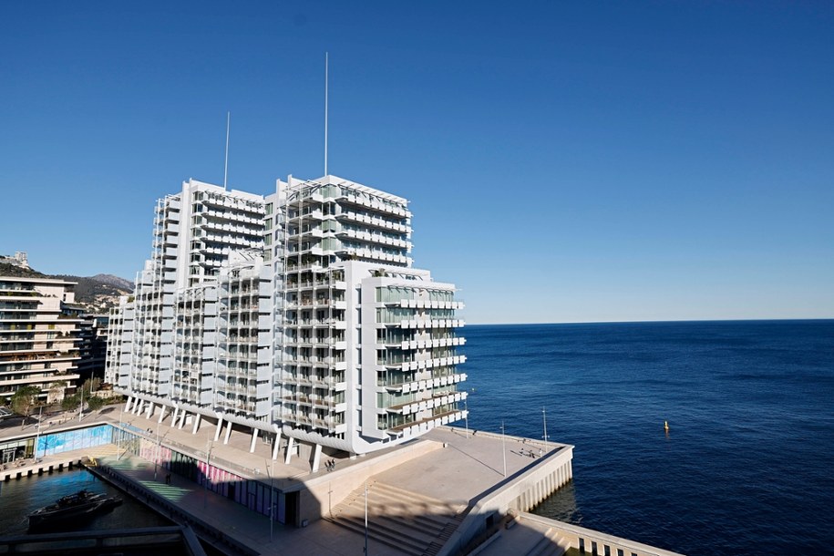 Budynek "Le Renzo", w którym znajduje się apartament kupiony przez Rinata Achmetowa /SEBASTIEN NOGIER