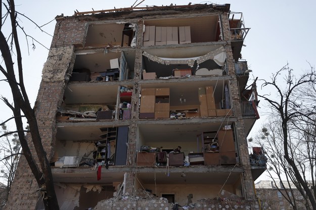 Budynek mieszkalny w Kijowie zniszczony przez rosyjski ostrzał /ATEF SAFADI  /PAP/EPA