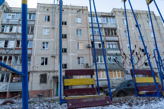 Budynek mieszkalny w mieście Wołczańsk zniszczony w wyniku rosyjskiego ostrzału /Mykola Kalyeniak /PAP/EPA