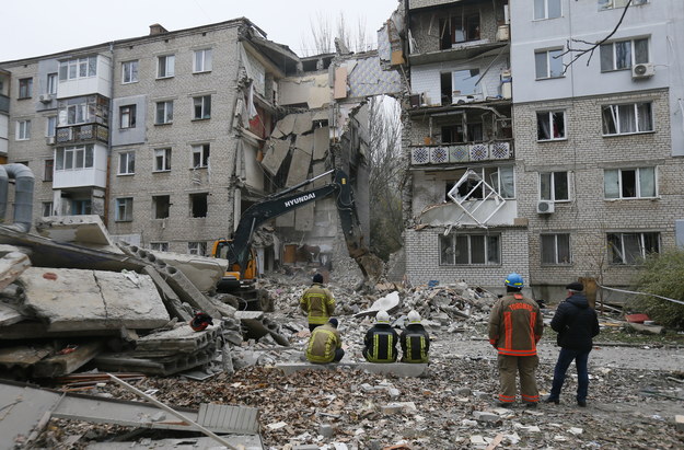 Budynek mieszkalny zniszczony przez rosyjski ostrzał w Mikołajewie /STR /PAP/EPA