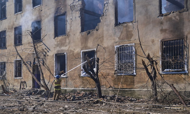 Budynek mieszkalny zniszczony przez uderzenie rakiety w miejscowości Kurachowe w obwodzie donieckim /YEVGEN HONCHARENKO /PAP/EPA