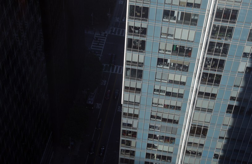 Budynek Millennium Tower jest widoczny z okien Salesforce Tower /Getty Images