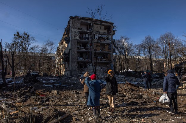 Budynek ostrzelany w nocy w Kijowie /ROMAN PILIPEY /PAP/EPA