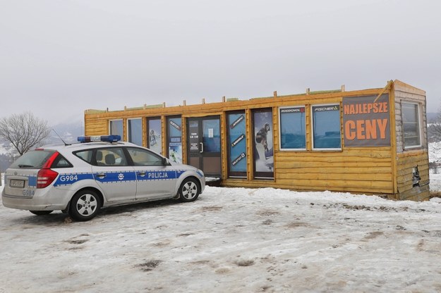 Budynek przy stacji narciarskiej na Rusińskim Wierchu w którym mieści się serwis narciarski i wypożyczalnia nart / 	Grzegorz Momot    /PAP