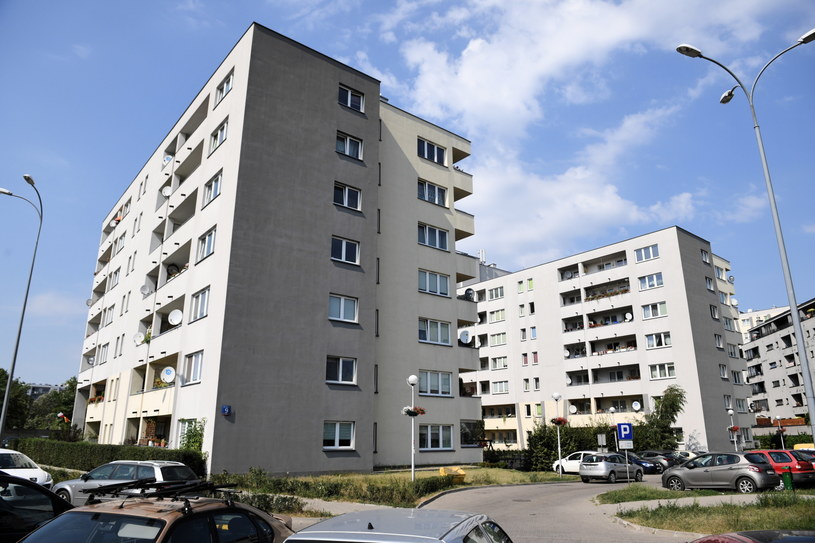 Budynek przy ulicy Piaskowej 9 w Warszawie /Radek Pietruszka /PAP