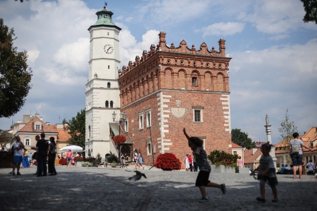 Budynek ratusza miejskiego z XIV wieku na Starym Rynku w Sandomierzu /Rafał Guz /PAP