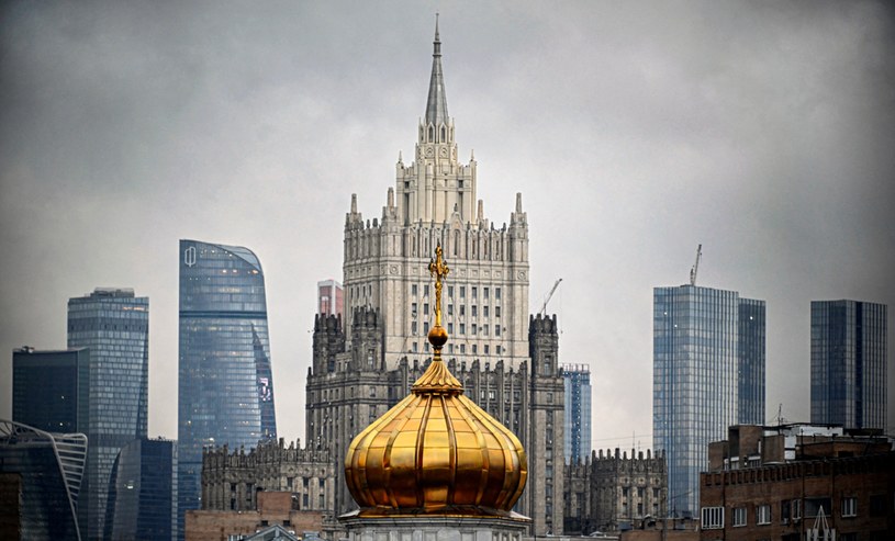 Budynek rosyjskiego MSZ w Moskwie (w tle) /AFP