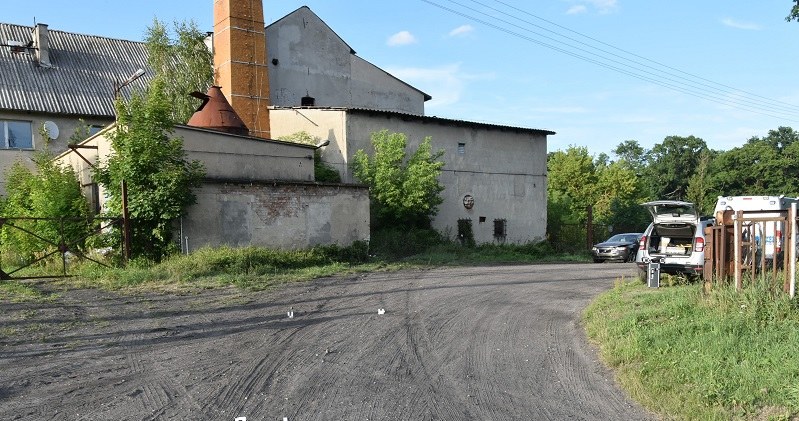 Budynek starej gorzelni, w który wjechał pijany 26-latek nie został poważnie uszkodzony /Policja