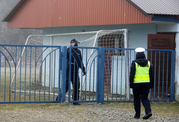 Budynek szatni przy boisku sportowym w Nowej Białej / 	Grzegorz Momot    /PAP