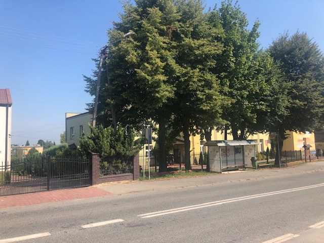 Budynek szkoły podstawowej, za którą znajduje się nielegalne składowisko odpadów /Michał Dobrołowcz /RMF FM