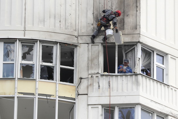 Budynek uszkodzony przez atak drona w Moskwie /MAXIM SHIPENKOV    /PAP/EPA
