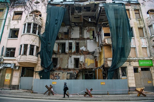 Budynek w centrum Charkowa zniszczony przez rosyjskie ataki rakietowe /Vladyslav Musiienko /PAP