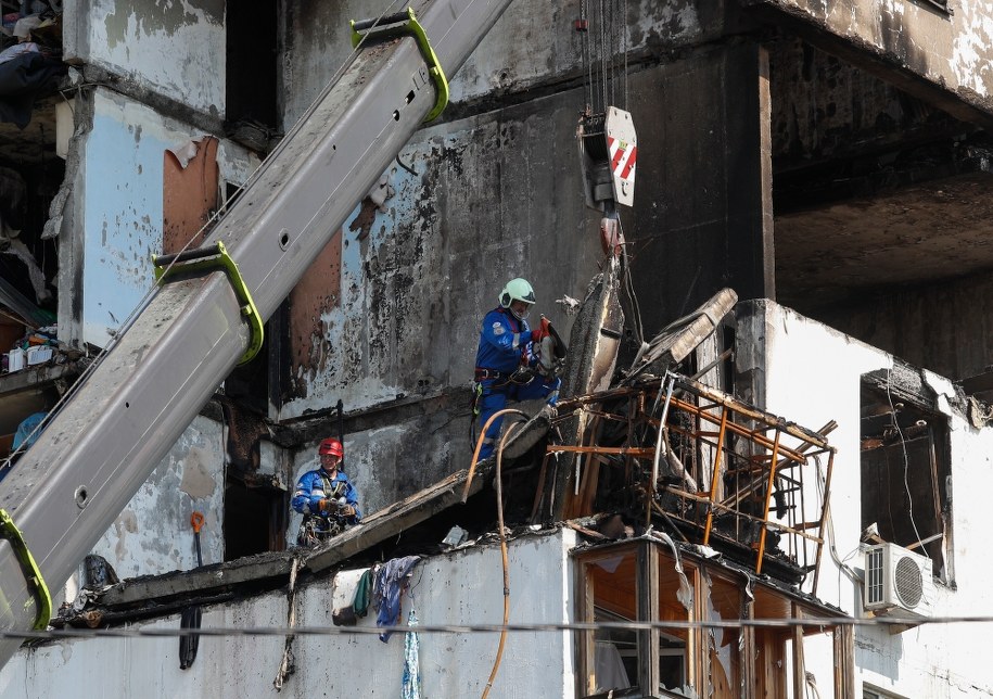 Budynek w Kijowie zniszczony po rosyjskim ostrzale / 	SERGEY DOLZHENKO    /PAP/EPA