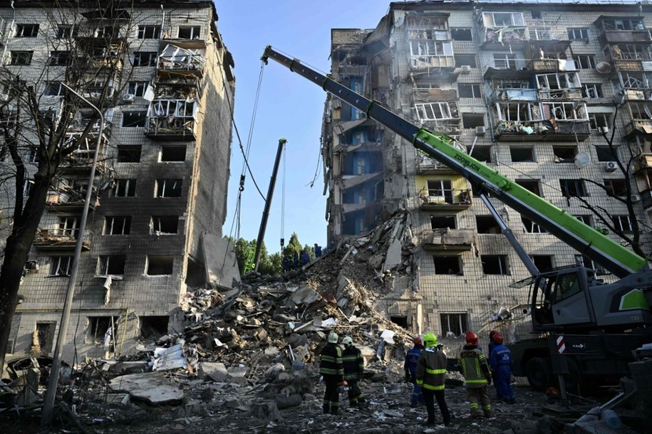 Budynek w Kijowie zniszczony w wyniku rosyjskiego ataku rakietowo-dronowego (zdjęcie z 17 czerwca 2025 r.) /GENYA SAVILOV/AFP /East News