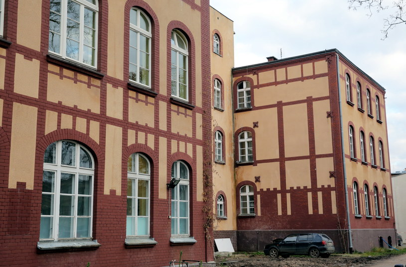 Budynek w kompleksie Uniwersyteckiego Szpitala Klinicznego w Olsztynie, w którym będzie działać klinika "Budzik" dla dorosłych /Tomasz Waszczuk /PAP