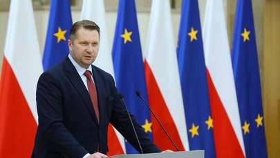 Budynek, w którym jest biuro poselskie Przemysława Czarnka, obrzucony farbami