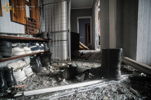 Budynek w Rejonie Swiatoszyńskim Kijowa zniszczony po ostrzale przez siły rosyjskie /DSNS /PAP