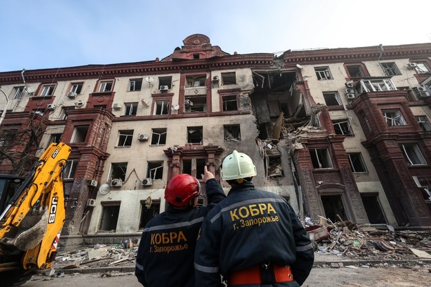 Budynek w Zaporożu zniszczony w wyniku rosyjskiego ataku /Kateryna Klochko /PAP/EPA