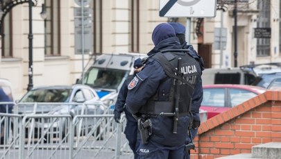 Budynek warszawskiego liceum ostrzelany