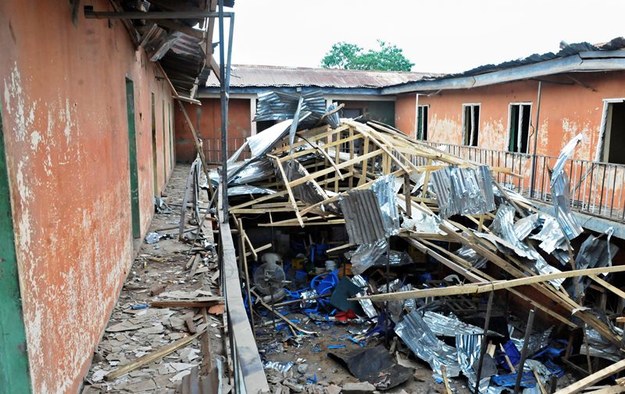 Budynek wysadzony w powietrze przez islamistów z Boko Haram /STR /PAP/EPA