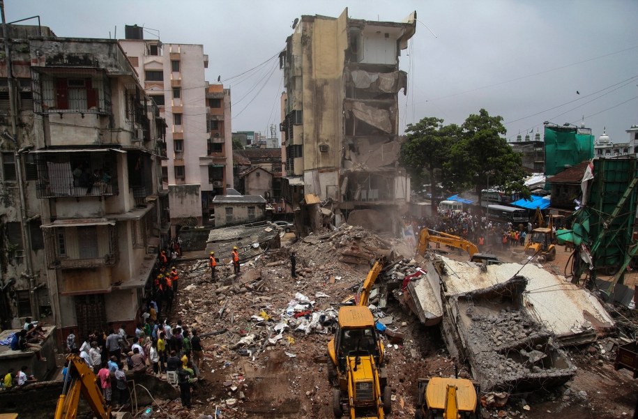 Budynek zawalił się w centrum miasta /DIVYAKANT SOLANKI /PAP/EPA