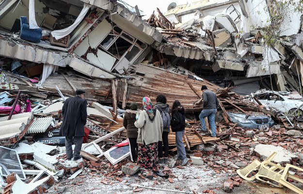 Budynek zniszczony przez trzęsienie ziemi /ERDEM SAHIN /PAP/EPA