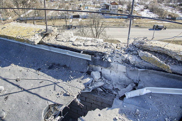 Budynek zniszczony w wyniku rosyjskiej inwazji w Charkowie /SERGEY KOZLOV /PAP/EPA