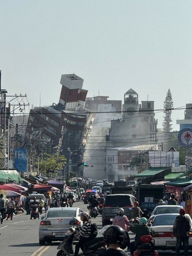 Budynek zniszczony w wyniku trzęsienia ziemi /AFP /East News