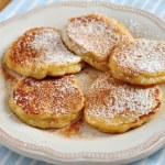 Budyniowe placuszki z jabłkami. Szybkie i pożywne śniadanie na chłodne dni