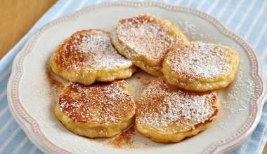 Budyniowe placuszki z jabłkami. Szybkie i pożywne śniadanie na chłodne dni