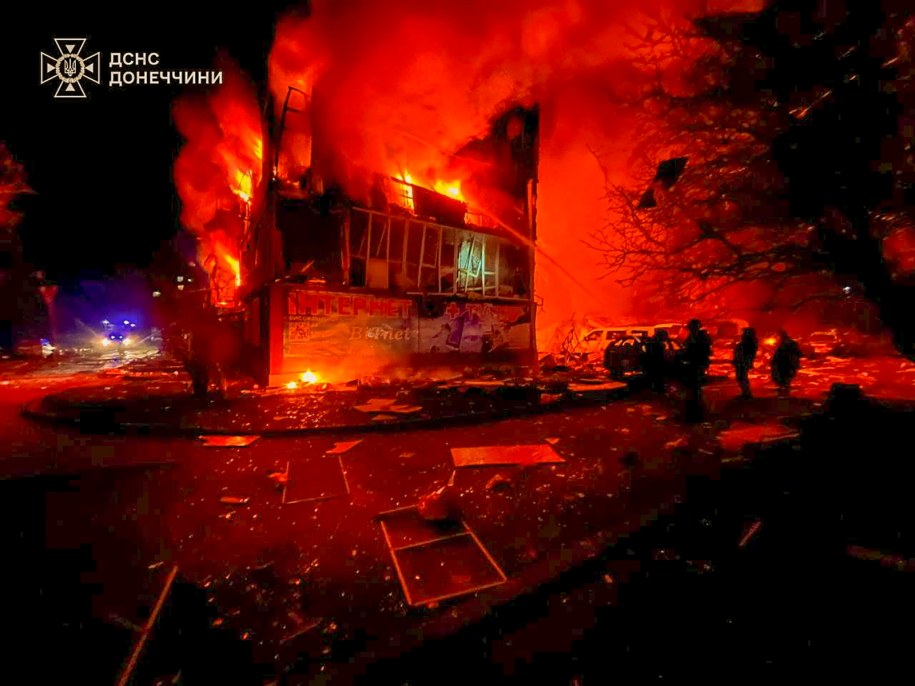 Budynki mieszkalne w ogniu po rosyjskim ataku na Dobropole /STATE EMERGENCY SERVICE HANDOUT /PAP/EPA