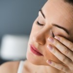 Budzisz się z zaczerwienionymi oczami? Zweryfikuj, jak śpisz lub się zbadaj 