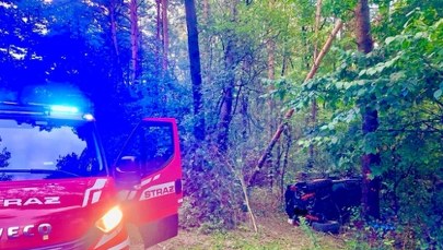 Buggy rozbił się o drzewo. Cztery osoby ranne