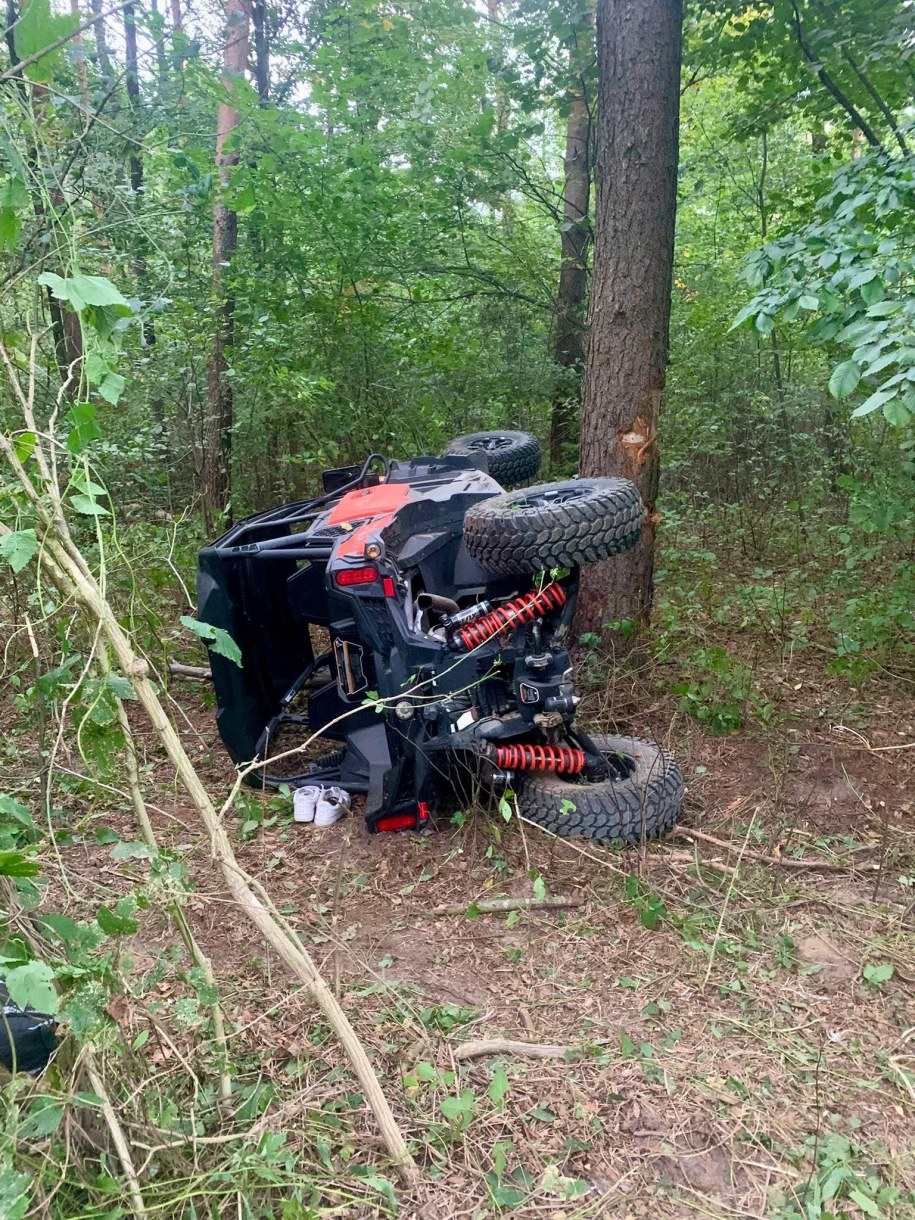 Buggy uderzył w drzewo /Komenda Powiatowa Państwowej Straży Pożarnej w Wyszkowie /