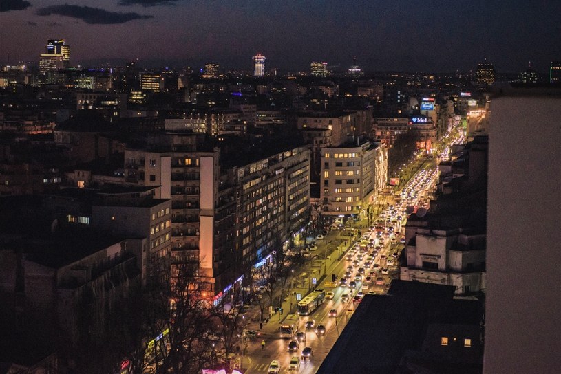 Bukareszt z uwagi na swoją gęstość zaludnienia bywa bardzo zakorkowaną metropolią /Ioana Epure/Bloomberg /Getty Images